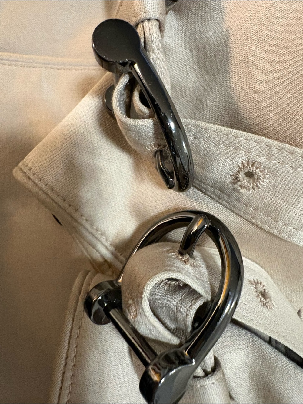 Burberry Pearly Beige Double-Breasted Trench Coat with Belt - Picture 7 of 9